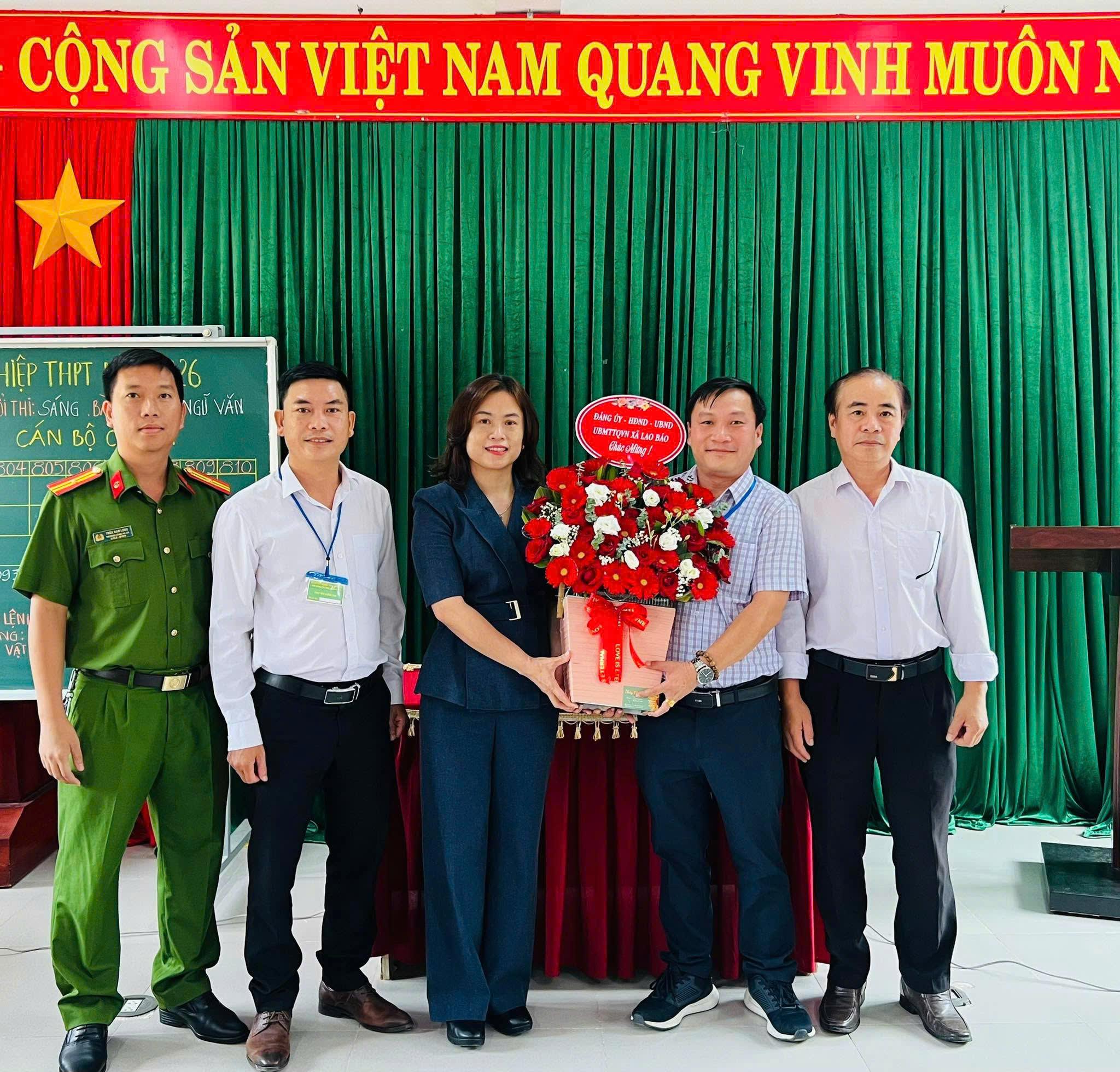THĂM, ĐỘNG VIÊN CÁC THÀNH VIÊN LÀM NHIỆM VỤ TẠI ĐIỂM THI TRƯỜNG THPT LAO BẢO
