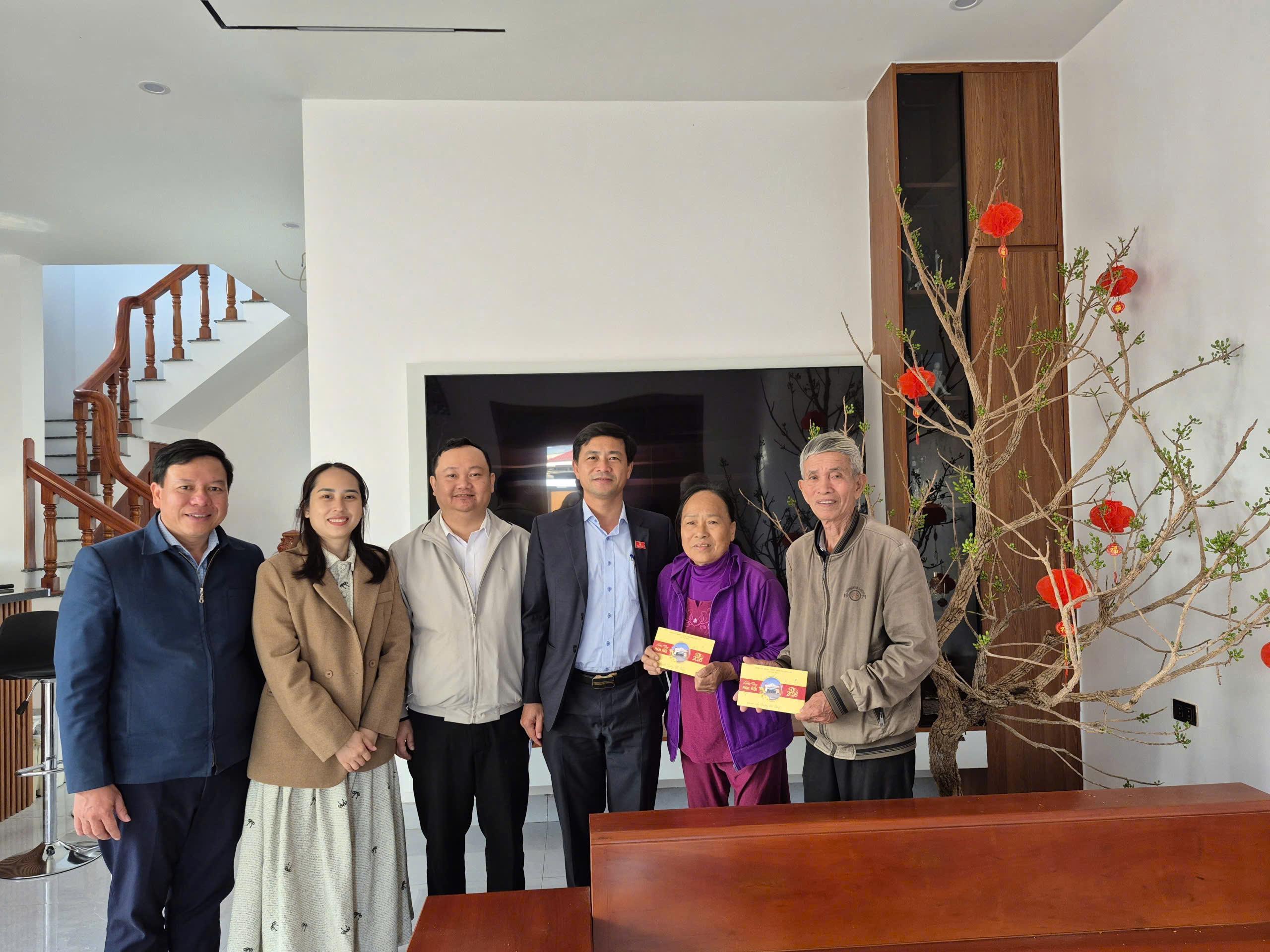 Lãnh đạo xã Lao Bảo thăm, tặng quà nhân dịp Tết Bính Ngọ 2026